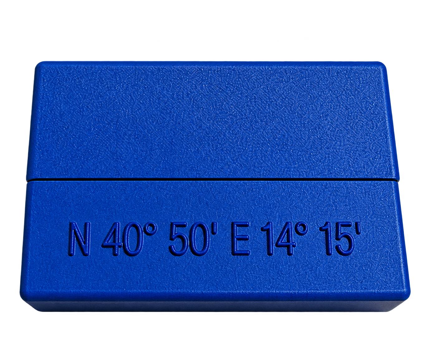 Porta Terea realizzato da TriD3M, di colore blu, con coperchio e coordinate incise sul fronte